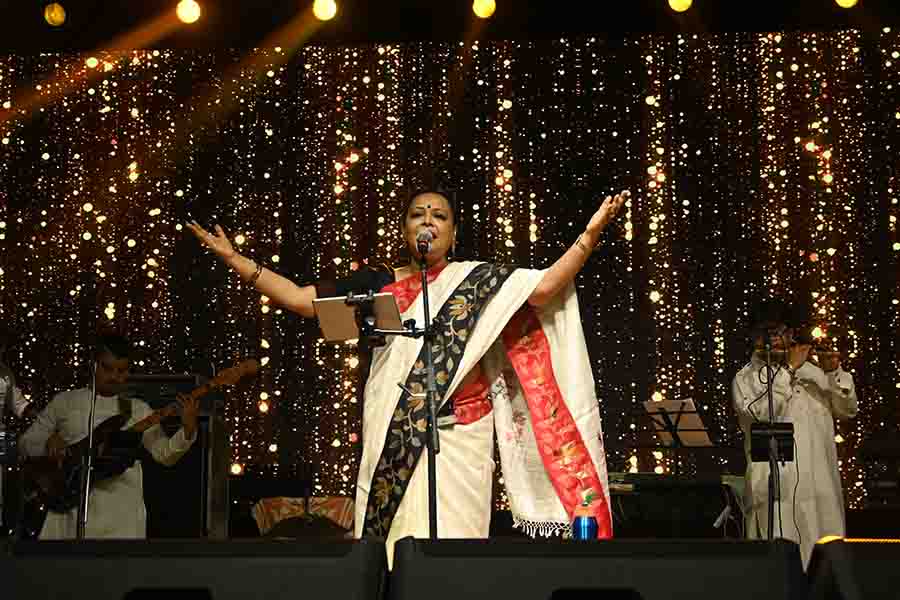 The concert took off with Lopamudra Mitra taking the stage with a Tagore classic — ‘Anandaloke mangalaloke’, paying tribute to her father and guru on his death anniversary. ‘E ki labanye purna pran’ was another Rabindrasangeet that Lopamudra mesmerised the audience with