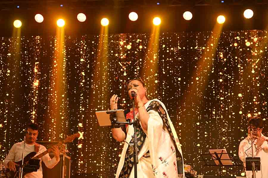 The singer soon moved on to her popular numbers like ‘Amar mawtey tor moton’, ‘Gota prithibita hobe onyo desh’, ‘Thik jekhane diner shuru’, ‘Dhadhina natina’ and ‘Benimadhab’. She also sang a Jhumur ‘Ekta kalo bhromor’