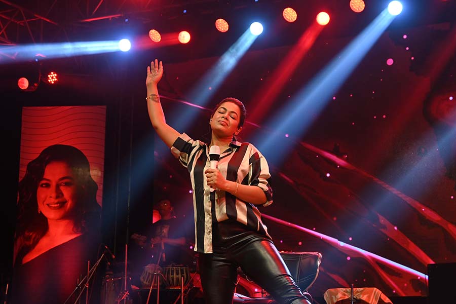 Iman, too, sang a Rabindrasangeet ‘Majhe majhe tobo’ and showcased her vocal prowess with a Dhamail number from Bangladesh called ‘Chand uthechhe oi’, amalgamating it with ‘Sohag chand badani’. From Moheener Ghoraguli’s ‘Bhebe dekhechho ki’ to its Hindi rendition ‘Bheegi bheegi’, the viral ‘Alada alada’ from the film ‘Ardhangini’ to ‘Rangabati’, Iman grooved and made her audience do the same. She ended her set with ‘Tume jaakey bhalobaso’ from ‘Praktan’