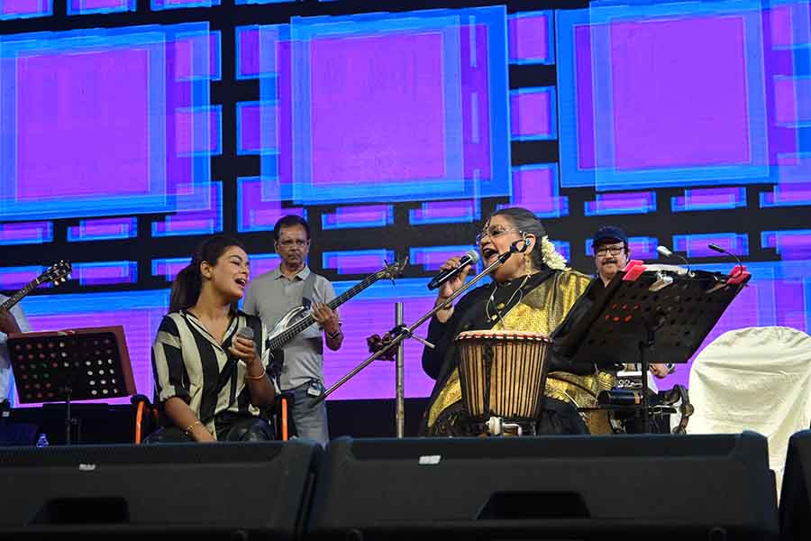 Iman, who also stayed backstage to watch her ‘Ushadi’ perform, joined the veteran singer on stage. Usha’s set was a mix of solo numbers and medleys with popular songs like ‘Jaane jaa’, ‘Duniya mein logon ko’, ‘Monica, oh my darling’, ‘Aa dekhe zara’ and ‘Hare Krishna’