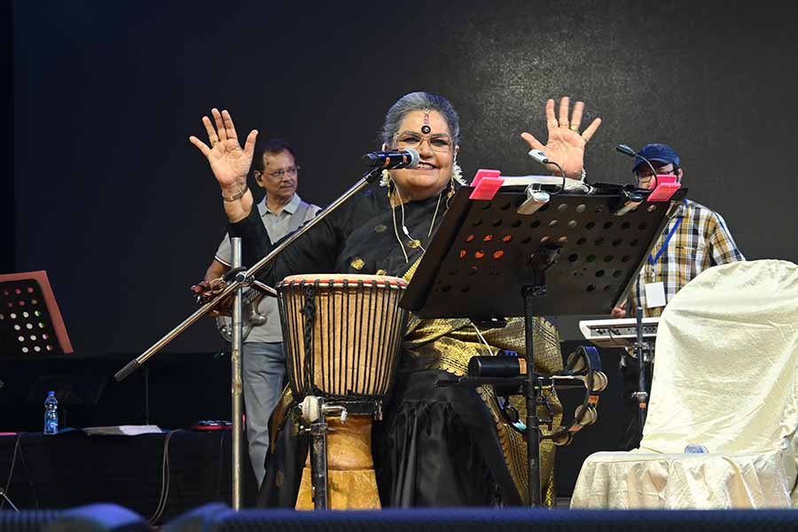 Foot-tapping Bengali songs like ‘Uri uri baba’ kept the audience on its feet. There was a touch of romance as well as Usha sang ‘Mone megh’ and ‘Bulleya’