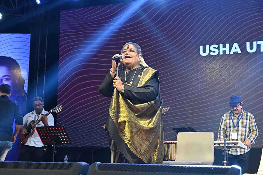 Usha paid homage to KK with the song ‘Pal’ as the audience joined her, flashing torches. Her last song was the evergreen hit number ‘Kolkata, Kolkata, don’t worry, Kolkata’