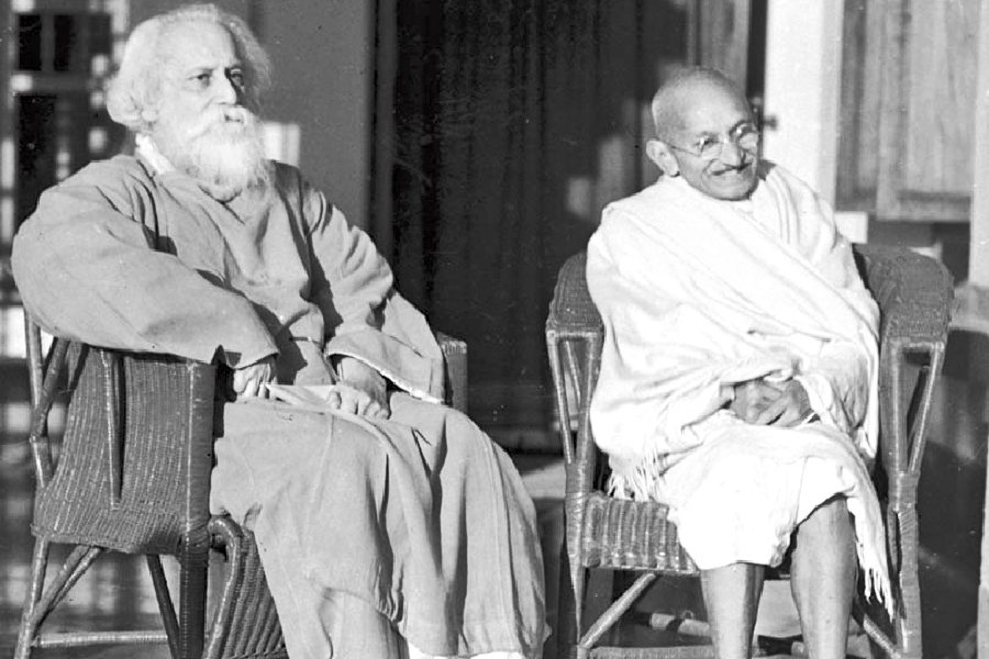Rabindranath Tagore (left) and Mahatma Gandhi