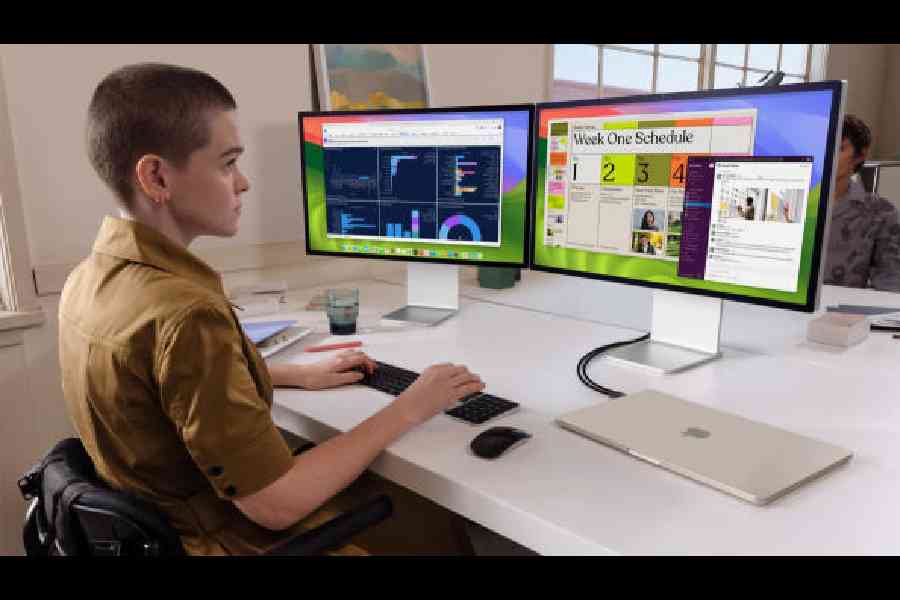 With support for up to two external displays when the laptop lid is closed, it’s easy to multitask across apps and spread out across two screens