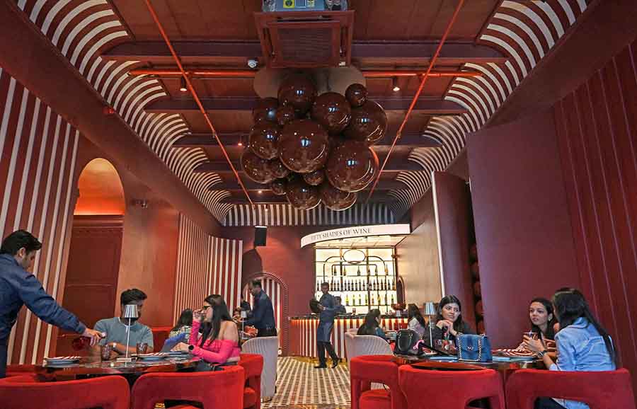 From the makers of Soba Sassy, Jalsa and Please Don’t Talk, comes Pepe Rosa, the two-month-old Italian restaurant in Kolkata’s Ho Chi Minh Sarani. The sprawling establishment covering 5,500 sq ft is divided into three zones, all of which house plush seating, modern Roman artwork and elegant interiors