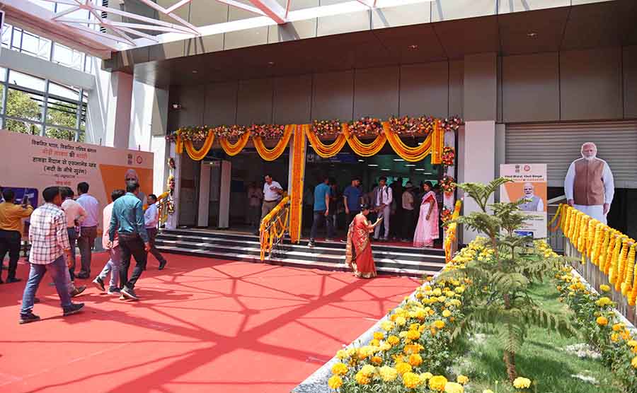 The garlanded entrance to the swanky Esplanade station of the Kolkata Green Line (east-west) Metro gave a red carpet welcome to passengers on a historical Wednesday. It also serves as the crossover station for the Kavi Subhash to Dakshineswar Blue Line (north-south) Metro corridor
