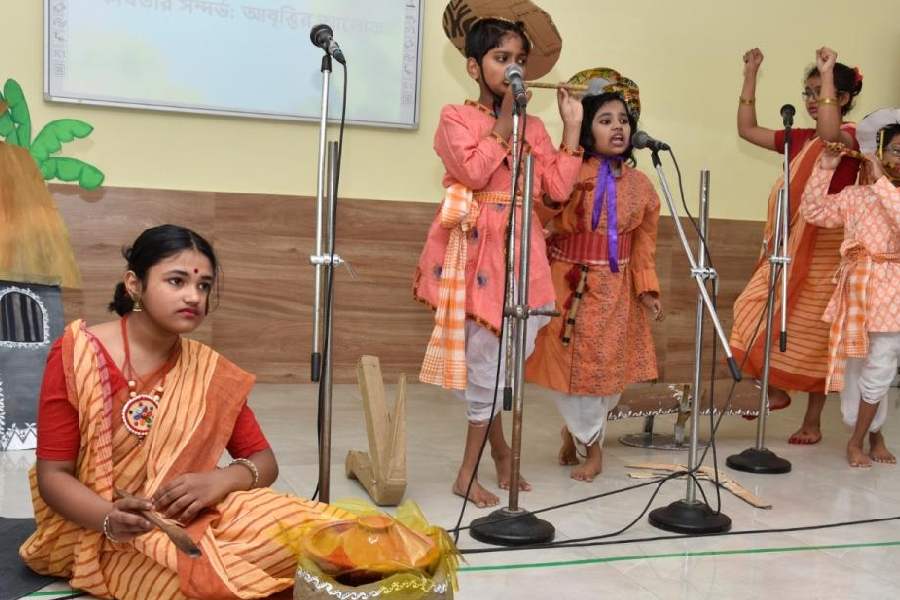 Students present a beautiful collage of Bengali poetry music and drama