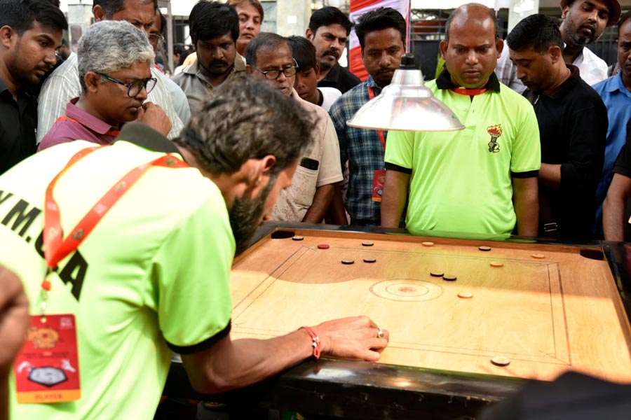 While Red FM took things forward on a marketing front and kept the crowd engaged, the West Bengal Carrom Association (WBCA) along with several other clubs took up the competitive aspect as participants gave it everything while standing and taking their strikes to accumulate the highest number of points. The officiating happened smoothly as several members of the West Bengal Carrom Association were present to oversee proceedings including Ashish Chatterjee, the vice-president of WBCA. Ashish Chatterjee told My Kolkata: ‘Carrom was a sport which was almost lost because the interest in the sport was dying. We had to come up with a way to ensure that the interest rises and a Fest like this was the best way’