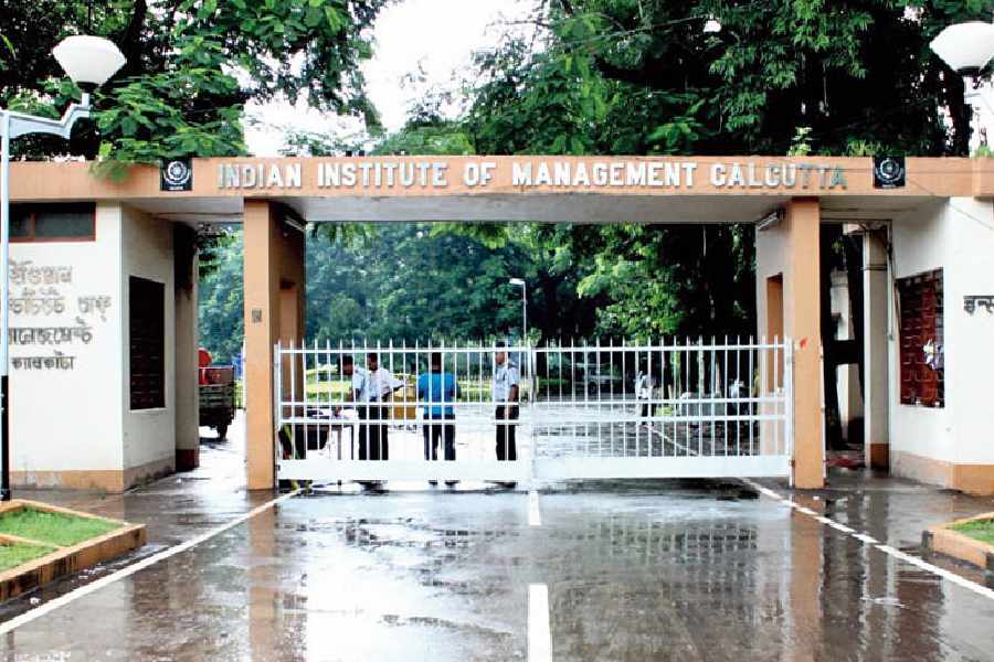 IIM Calcutta Issues Warning About Fake CAT 2024 Website - Students Urged to Be Cautious!