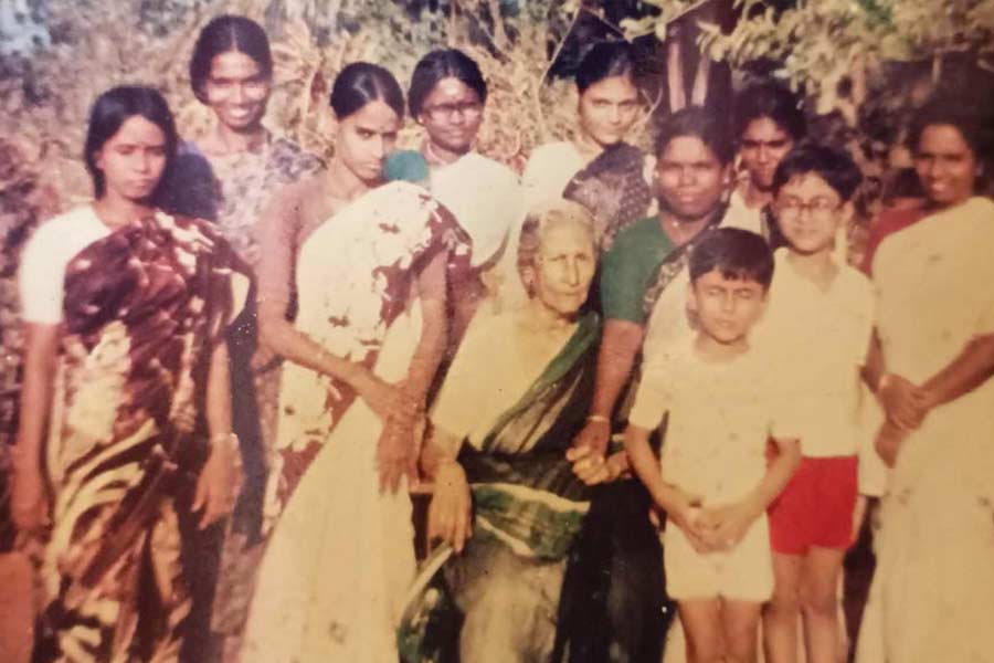 Kalyani Mallik, at 83, with the residents of Sri Kanyakumari Gurukula Ashram, June 1986