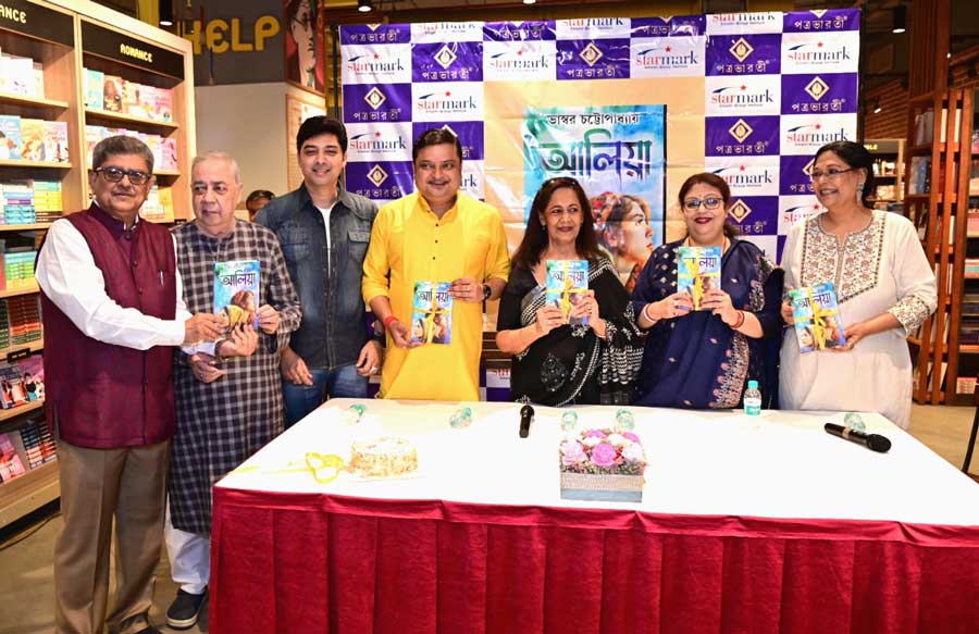 (From left) Publishers and Booksellers Guild president Tridib Kumar Chattopadhyay, Nripen Chattopadhyay, actor-turned-writer Bhaswar Chattopadhyay, Biswanath Basu, Anashua Majumdar, Mou Roychowdhury and Poulomi Basu at the launch of Bhaswar Chattopadhyay’s novel ‘Aaliya’ at a function on Friday