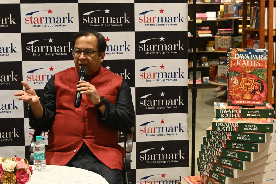 Starmark, South City Mall, became a hub for fans and nerds of the Mahabharata, as author Sudipta Bhawmik spoke about his newest book, ‘Dwapar Katha: Stories of the Mahabharata’ (published by HarperCollins India), on March 5. ‘Dwapar Katha’ is based on Bhawmik’s superhit podcast, “The Stories of Mahabharata”, which has been streaming since 2014 and has millions of downloads across the world 