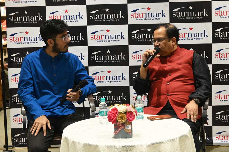 “For me, a simple illustrated version of the Mahabharata was enough to get hooked to the epic as a child,” said Bhawmik to My Kolkata’s Priyam Marik (left), who was the moderator for the evening. “Then, I found Rajsekhar’s Basu’s translation and carried it with me to the US,” continued Bhawmik, who is an Artificial Intelligence (AI) and Machine Learning (ML) expert based out of New Jersey. It was the success of Bhawmik’s podcast that led HarperCollins India to approach him for a book, which was published in December last year