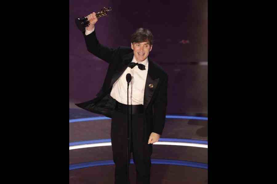 Oppenheimer stars Cillian Murphy and Robert Downey Jr with their golden statuettes