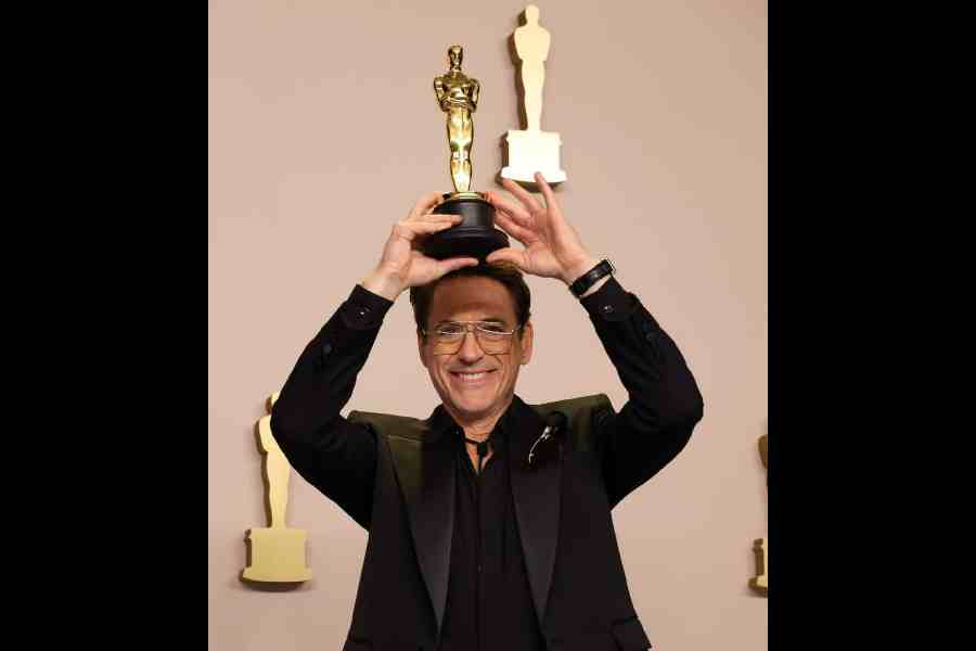 Oppenheimer stars Cillian Murphy and Robert Downey Jr with their golden statuettes
