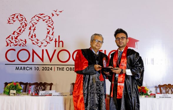 Prof (Dr) Debaprasad Chattopadhyay, HOD and Faculty – Human Resource, handed over the graduation caps to the students of Batch 2021-23