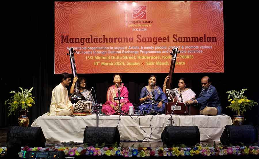 (From left) A purab ang thumri performance by Santa Kundu and Dipanjana Bose Chanda with Prasanta Dey Roy on tabla and Hiranmay Mitra on the harmonium 