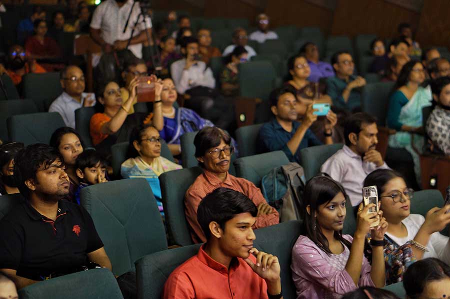  The audience comprised a motley mix of people from diverse age groups 