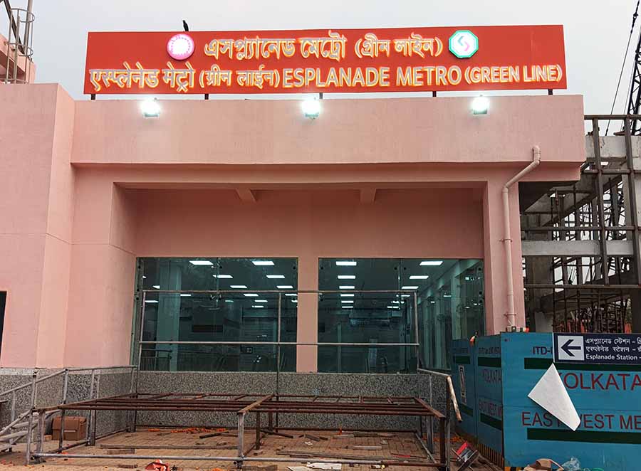 New Esplanade Metro station (Green line) of the East-West route is ready. The East-West Metro is now operational between Sealdah and Sector V. Work is ongoing on a 2.5km stretch of the line between Esplanade and Sealdah  