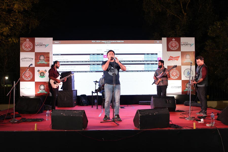 While the players kept their focus on the boards, The Grovers rocked the stage and took everyone on a nostalgia trip with covers of legendary songs like ‘Summer of 69’ and ‘Take Me Home, Country Roads’. Lead singer Kaustav, along with the band, put up a stellar performance that had the audience confused whether to focus on the darts or the music. All in all, RCGC held a spectacular event that showcased the best of the club’s spirit while also drawing out the beauty of darts as a spectator sport