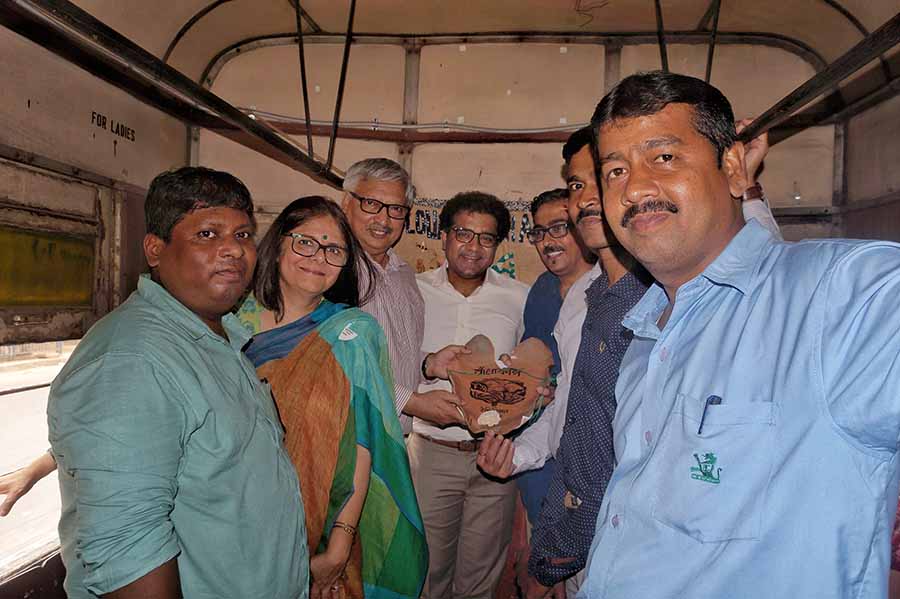 The Tollygunge Club was awarded the Natural Heritage Award for turning food waste into compost. The club also piloted GFI’s ‘Grow It Don’t Throw It’ programme for large waste generators. The ceramic plaque is designed by Tamal Bhattacharya and is inspired from the traditional ‘panjikas’ used in earlier times, and is made on colocasia leaves. ‘I loved how the children conceptualised and created things out of waste materials,’ said Tamal