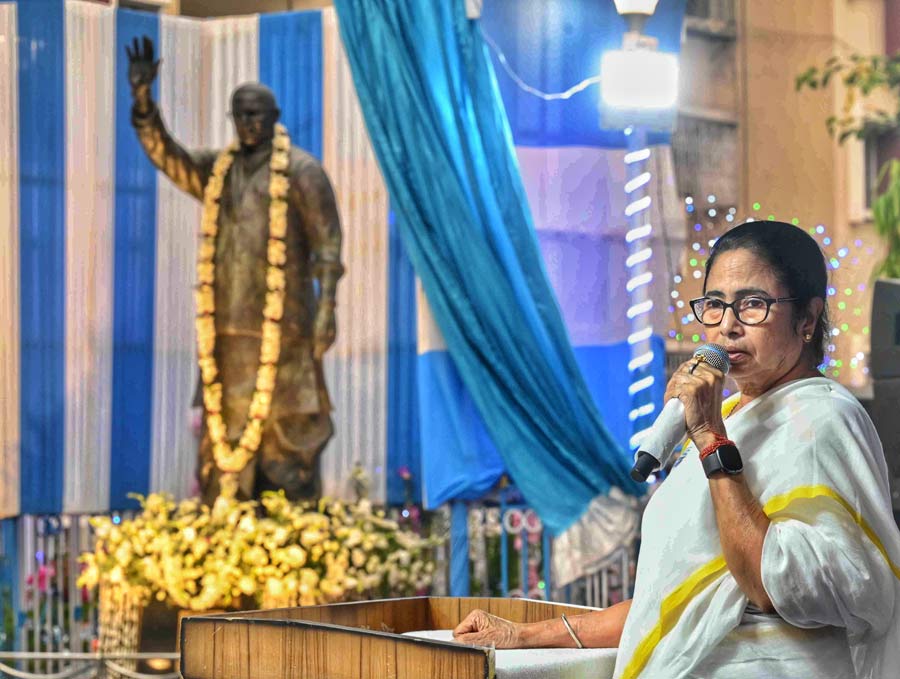 Chief minister Mamata Banerjee unveiled the statue of late Subrata Mukherjee at Ekdalia Road (Ward no. 68, Borough VIII). He was a former Minister, Government West Bengal and ex-Mayor of Kolkata Municipal Corporation   