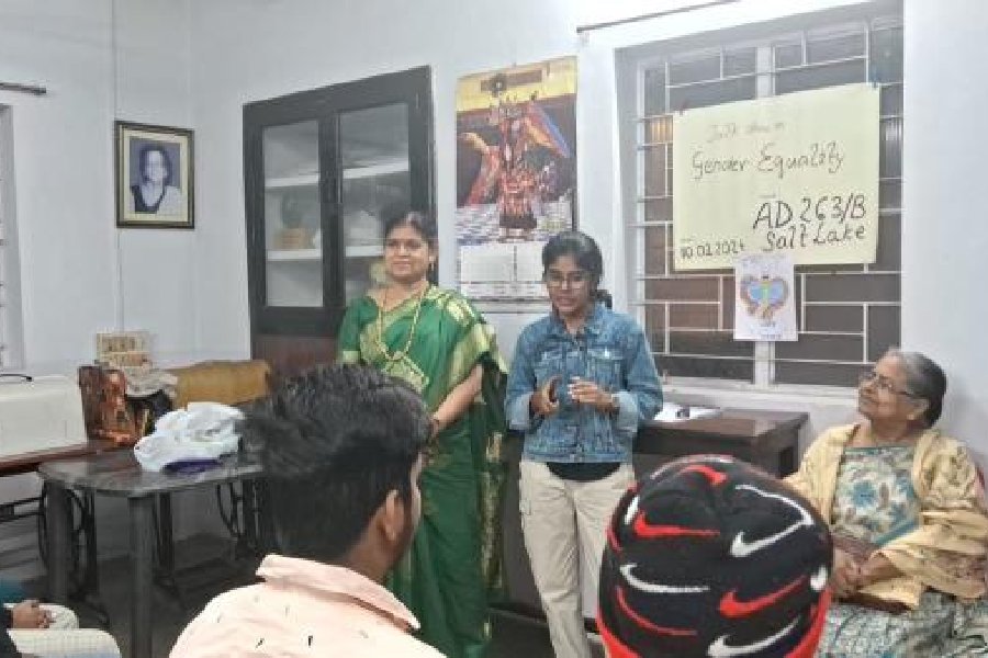 Artiste Subhechchha Bhuniya (in denim jacket) shares her experience of working on puja pandals 
