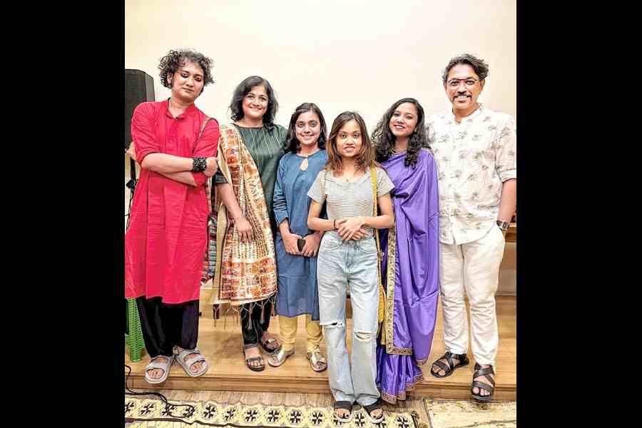 Rantideb Mukherjee, Barnamala Roy, Ishita Jana and Ayesha Begum of Healing Words posed for a photo with Ishani Priyadarshini (second from left), owner of Surfire The Coastal Cafe, and Shankhadeep Mitra (extreme right), owner of Zoom Tea-O-Graphy