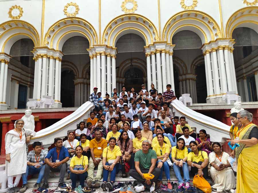 Gyan Deepak Foundation, an NGO dedicated to educational empowerment, held a guided exploration of Kolkata's historical landmarks with its 51 students. The students visited Kumartuli, Baghbazaar Maayer Ghat, Girish Bhawan and more  