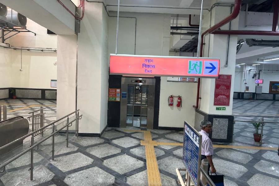 An ‘Exit’ sign at Kavi Subhash station (New Garia)