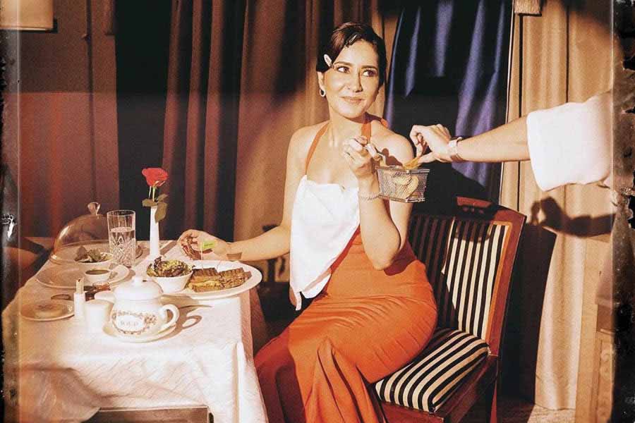 Raashii Khanna during a vintage Hollywood-themed photoshoot.