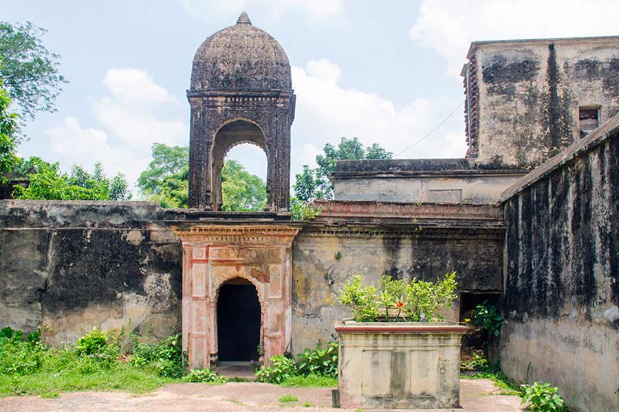 Gateway of the temple complex adjoining Raipur Rajbari 