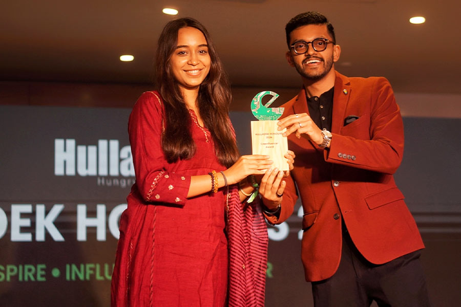 Aradhana Chatterjee receiving the award for the Greenfluencer category
