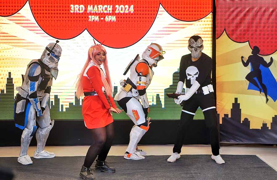 The cosplayers took centre stage, each with their own power poses, fight segments, and dance moves. One of the highlights of the performance segment was when a Japanese anime pop star was joined by a Star Wars ensemble for an impromptu dance performance