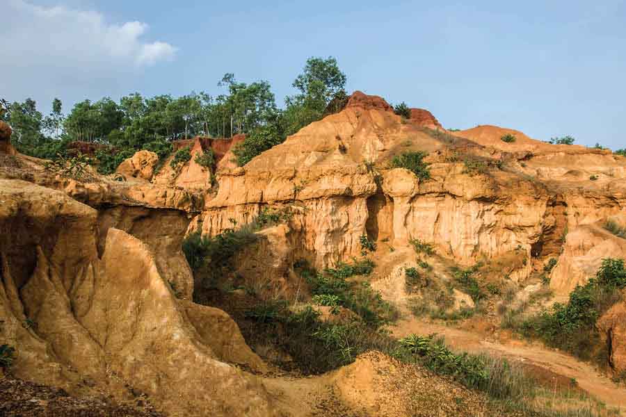 Situated in Garhbeta, Paschim Medinipur, this natural wonder is a beauty that can be explored after a road trip of approximately 180 km
