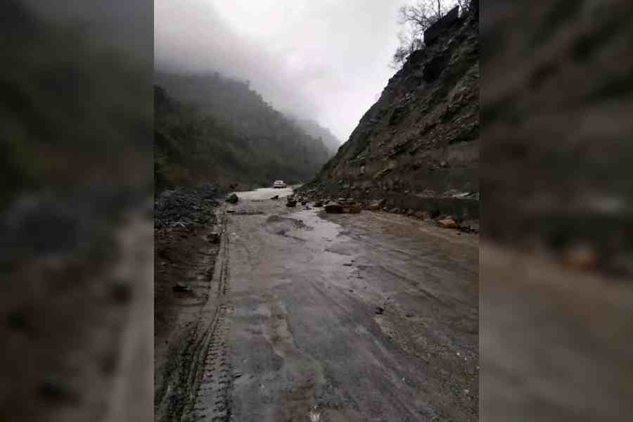 Natural calamity | North Bengal: Traffic halted, vehicles diverted ...