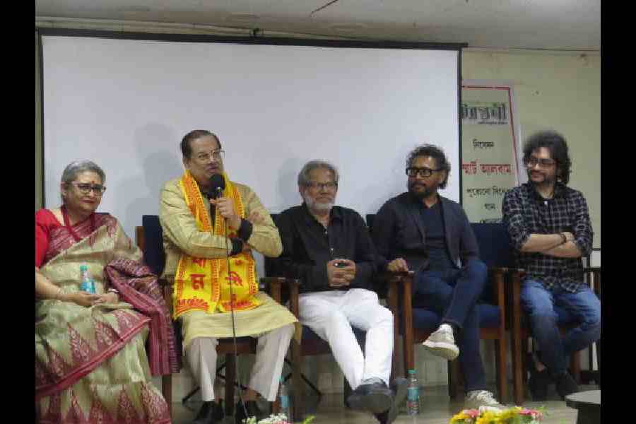Pt Ajoy Chakraborty speaks on stage as (from left) Pramita Mullick, Subodh Sarkar, Shoojit Sircar and Rupam Islam look on