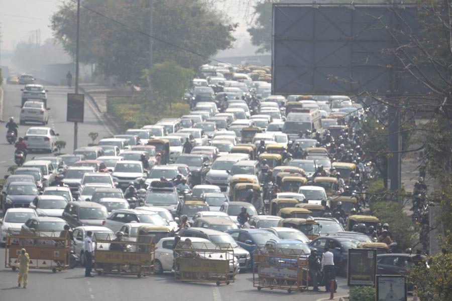 AAP protest: Commuters face traffic snarls as police shut several roads in central Delhi