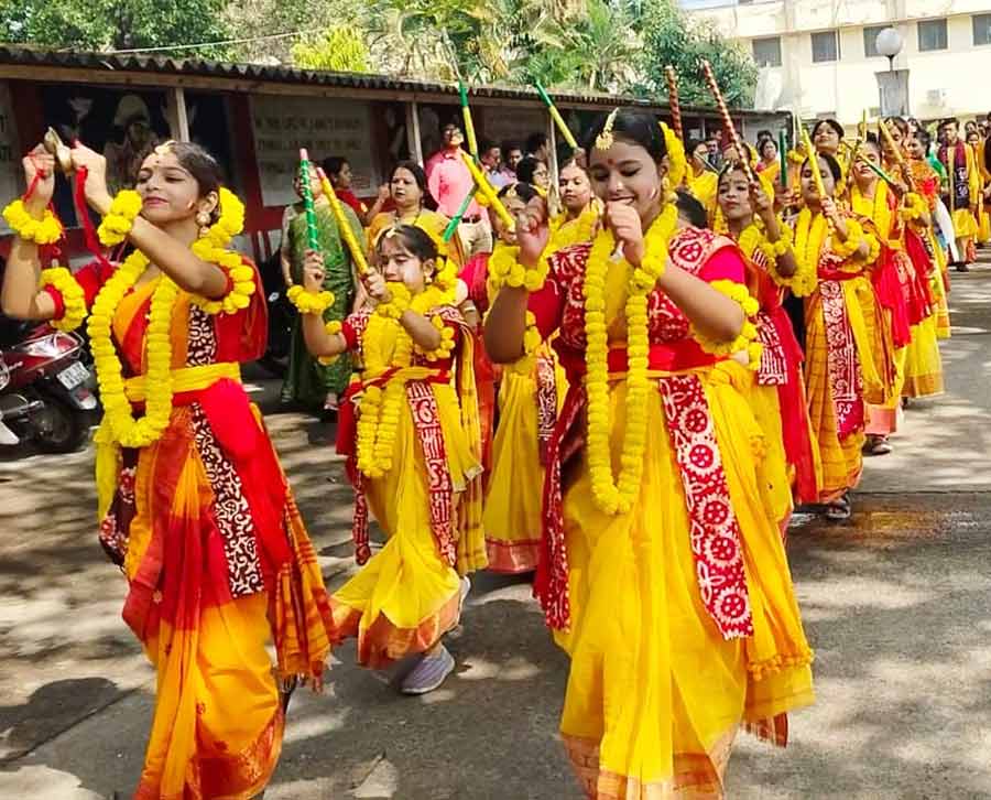 Basanta Utsav was celebrated at  Aditya Birla Vani Bharati School in Rishra, Hooghly on Friday. More than 15 persons from Santiniketan performed