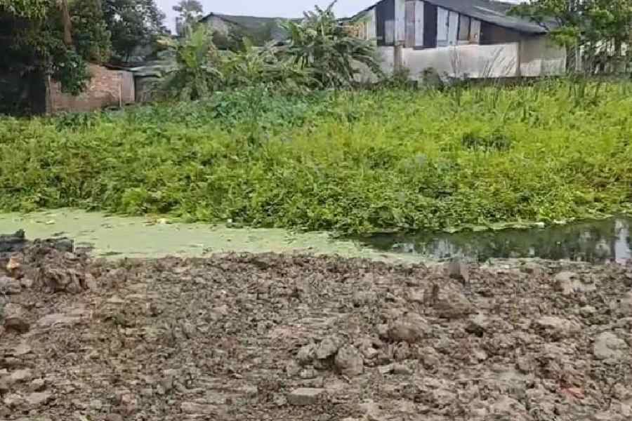 Rajarhat: Residents’ protest halts pond fill-up