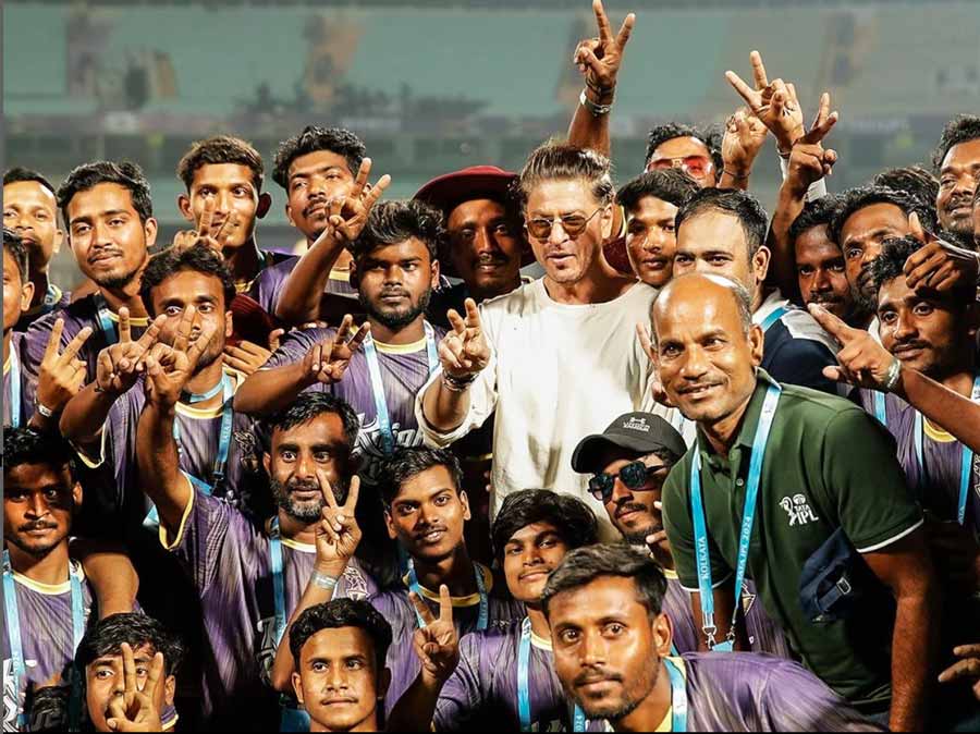 King Khan also posed with the ground staff for a group photograph