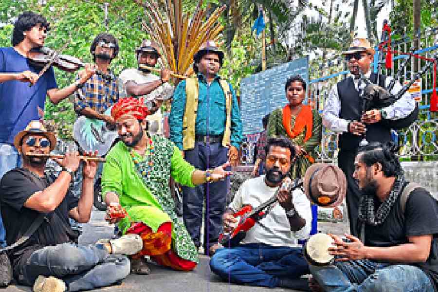 Busking artists perform at Deshapriya Park on March 17.