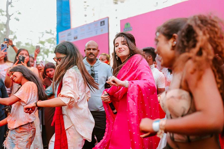 The actress, who recently appeared in the Vidyut Jammwal and Arjun Rampal-starrer action thriller Crakk-Jeetega to Jiyegaa, hit the dance floor with fans smeared with gulaal.