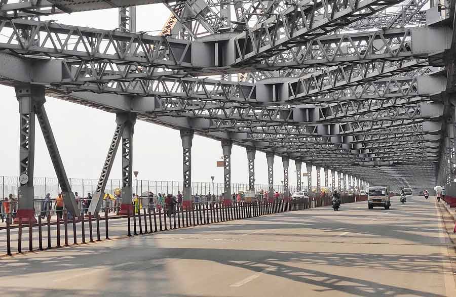 The busy Howrah Bridge was fairly deserted on Tuesday as people enjoy long weekend for Holi and Dol   