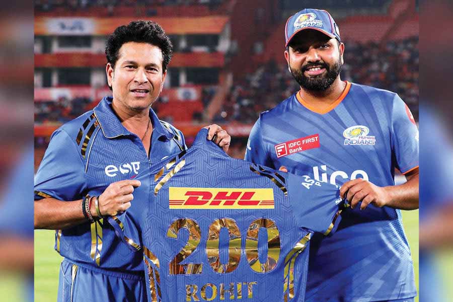 Hitman Ro’s 200th match for MI, Master Blaster Sachin presents a special jersey