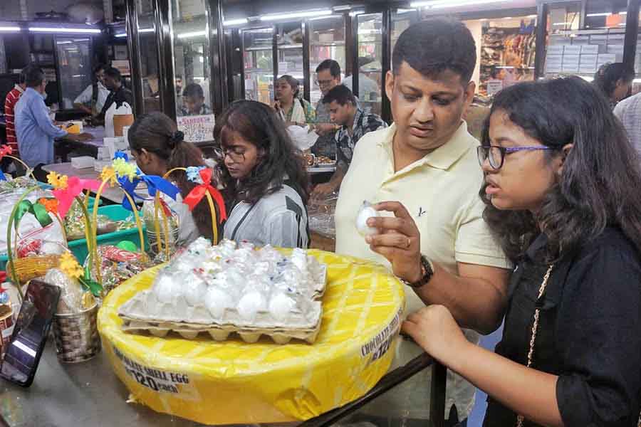 Easter preps, tribute to Swami Smaranananda Maharaj and more news from Kolkata in pictures