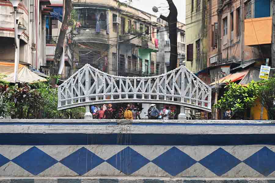 A road divider has been decorated with a replica of Howrah Bridge at Shyambazar  