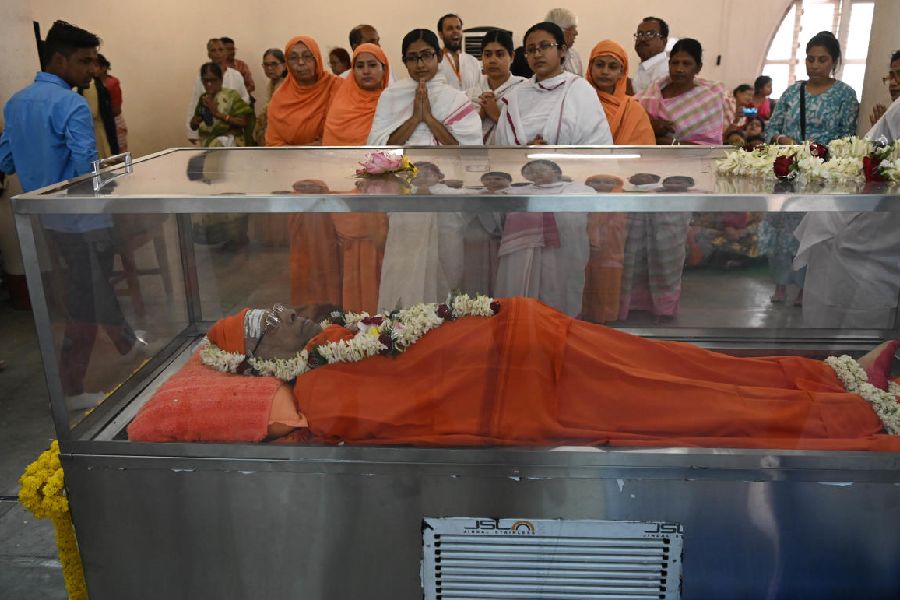 Devotees pay their respects to Swami Smaranananda at Belur Math on Wednesday.