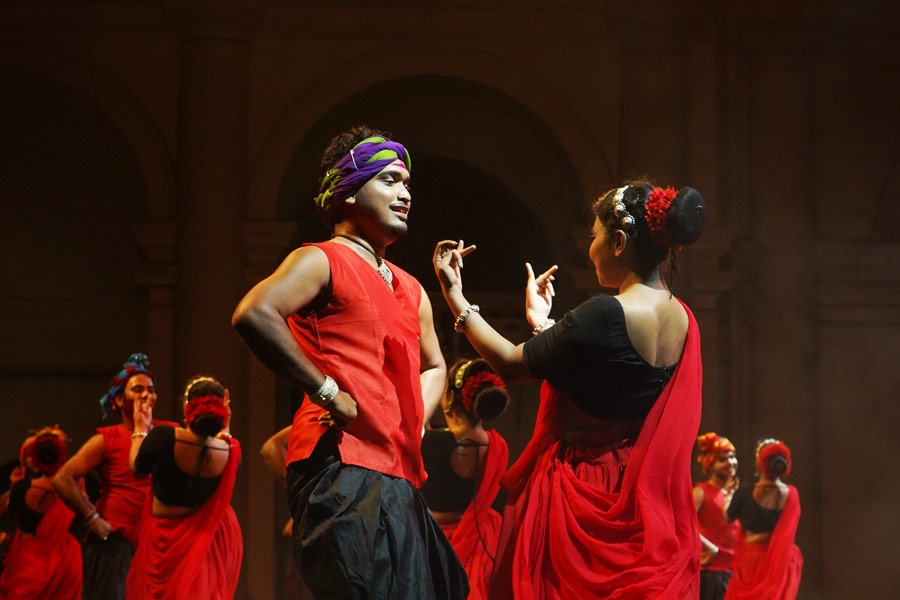 The event also witnessed a confluence of languages, with several Hindi songs being performed as the evening went on. Interspersed between the performances were snippets from Tagore’s poems as well as symphonies centred around Holi and spring. The audience was also introduced to the act of Lathi Khel through rhythms 