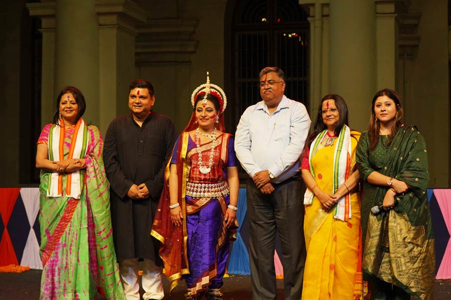 A total of 16 songs were staged in front of more than 100 people. At the conclusion of the event, Ganguly and Gauri Basu (extreme left), Ehsaas Woman of Kolkata, were felicitated by Arijit Dutta Choudhury (fourth from left), the director of the Indian Museum (also pictured are Sayan Bhattacharya, education officer of the Indian Museum; Anindita Chatterjee, executive trustee of Prabha Khaitan Foundation; and Jagriti Hazra, young professional, education team, Indian Museum). The evening wrapped with the student performers distributing sweets and sprinkling colours to ring in the Holi celebrations